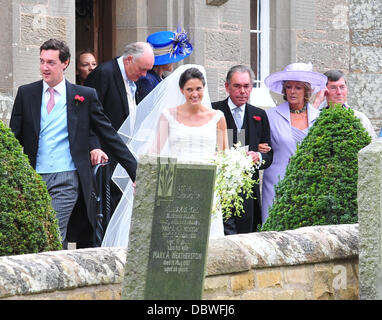 Andrew Charlton e Edwina Palmer, a fianco di Edwina il Padre Eterno Palmer il matrimonio di Andrew Charlton e Edwina Palmer presso Edrom chiesa in Duns Berwickshire, Scozia - 03.09.11 Foto Stock