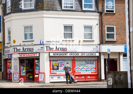 Il giornalaio su un angolo del Dorset Street Brighton East Sussex England Regno Unito Foto Stock