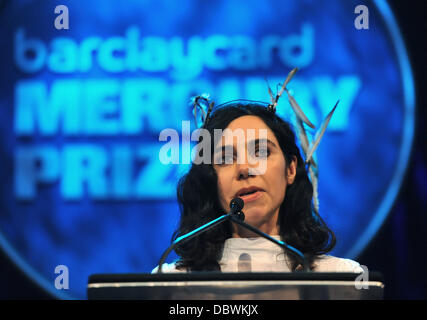 HARVEY VINCE IL PREMIO MERCURIO PER LA SECONDA VOLTA PJ Harvey divenne il primo musicista a vincere Gran Bretagna il prestigioso Premio Mercurio due volte quando ha raccolto l'onore per il suo innovativo album LET ENGLAND SHAKE martedì (06Sep11). Il cantante/cantautore firs Foto Stock