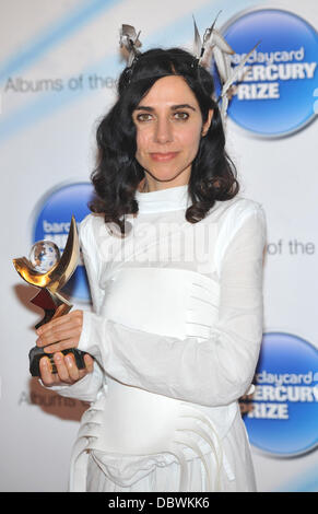 HARVEY VINCE IL PREMIO MERCURIO PER LA SECONDA VOLTA PJ Harvey divenne il primo musicista a vincere Gran Bretagna il prestigioso Premio Mercurio due volte quando ha raccolto l'onore per il suo innovativo album LET ENGLAND SHAKE martedì (06Sep11). Il cantante/cantautore firs Foto Stock