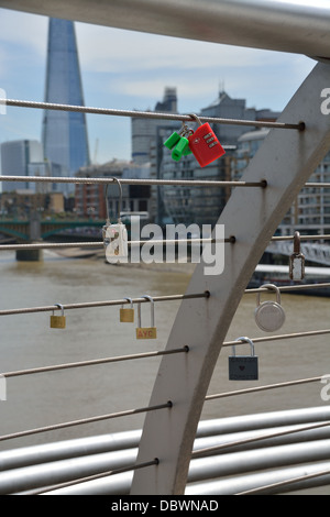 Amore si blocca sul Millennium Bridge con la vista del Shard in background. Londra, Regno Unito. Foto Stock