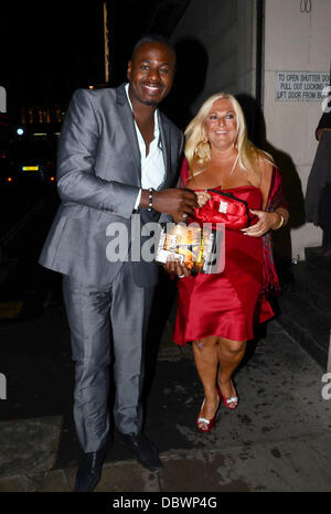 Vanessa Feltz e Ben Ofoedu celebrità frequentare le prestazioni speciali di Mamma Mia al Prince of Wales Theatre di Londra, Inghilterra - 07.09.11 Foto Stock