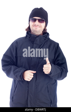 Felice l'uomo in abbigliamento invernale che mostra il pollice fino, isolato su sfondo bianco. Foto Stock