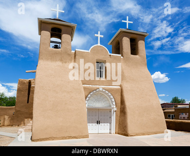 Il settecento la chiesa della missione di San Francesco de Asis, Ranchos de Taos, Taos, Nuovo Messico, STATI UNITI D'AMERICA Foto Stock