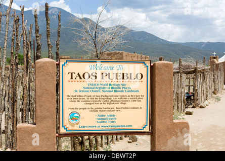 Firmare all'entrata della storica Taos Pueblo, Taos, Nuovo Messico, STATI UNITI D'AMERICA Foto Stock