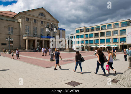 Un quadrato con il Memorial Goethe-Schiller è visibile nella parte anteriore del German National Theatre di Weimar, Germania, 22 luglio 2013. Foto: Soeren Stache + Foto Stock