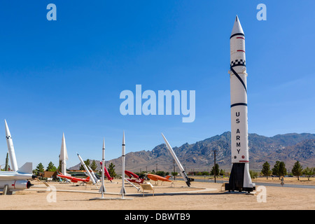 Il missile Park a White Sands Missile Range con Redstone missile in primo piano, vicino a Alamogordo, Nuovo Messico, STATI UNITI D'AMERICA Foto Stock