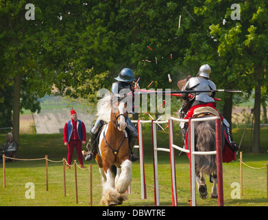 Cavalieri in armatura a cavallo al torneo di giostre rievocazione. Foto Stock