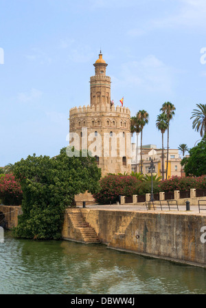 La Torre del Oro (Torre del Oro) come visto da una barca sul fiume Guadalquivir, Siviglia, Spagna. Foto Stock