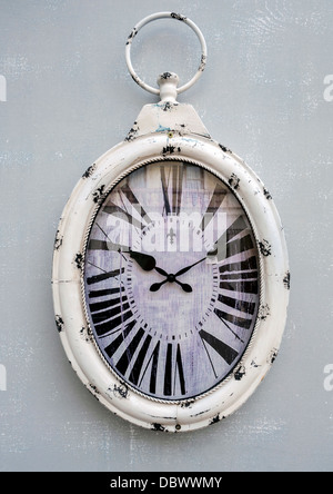 Vecchio arrugginito grande via orologio sulla parete dell'edificio Foto Stock