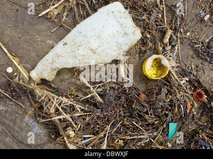 Rifiuti di plastica viene lavato a terra su una spiaggia nei pressi di Agger al Mare del Nord in Danimarca, 16 luglio 2013. Foto: Patrick Pleul Foto Stock