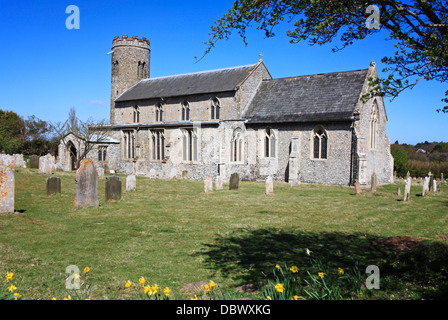 Una vista della chiesa parrocchiale di Santa Maria a Roughton, Norfolk, Inghilterra, Regno Unito. Foto Stock