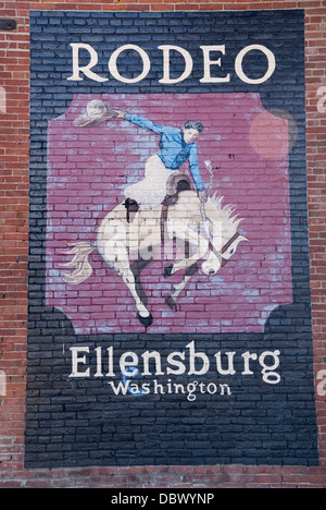 Cavallo e cowboy murale celebra la Ellensburg Rodeo dipinta su un muro di mattoni in downtown Ellensburg, Kittias, Washington, Stati Uniti d'America Foto Stock