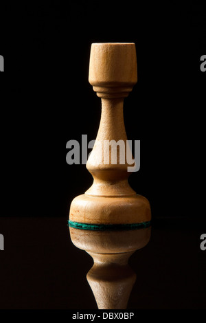 Scacchi rook isolati su nero con la riflessione Foto Stock