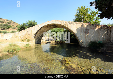 Il vecchio ponte veneziano sul Meg├álos Potam├▓s fiume vicino a Preveli - Crete, Grecia Foto Stock