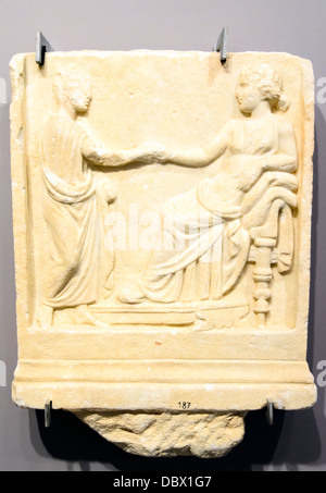 Lapide in marmo raffigurante una scena di commiato tra un uomo in piedi e seduto figura femminile, che è appoggiato i piedi su uno sgabello. Periodo romano, 2° cent. Annuncio. Museo Archeologico di Heraklion - Crete, Grecia Foto Stock