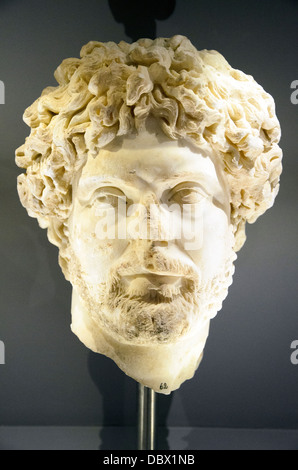 Ritratto in marmo di un uomo con ricchi brevi riccioli di capelli e barba, somigliante il ritratto dell'imperatore Marco Aurelio. ' Gortina, periodo romano, 2° cent. Annuncio. Museo Archeologico di Heraklion - Crete, Grecia Foto Stock