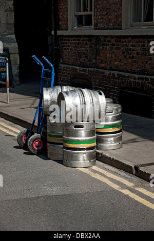 Fusti di birra in alluminio e metallo fusti fuori dal pub bar nel centro città di York North Yorkshire Inghilterra Regno Unito Gran Bretagna Foto Stock