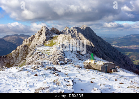 Paesaggio invernale con una cabina in Urkiola montagne Foto Stock