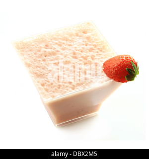 Frullato di fragole in vetro piuttosto isolata su bianco. Foto Stock
