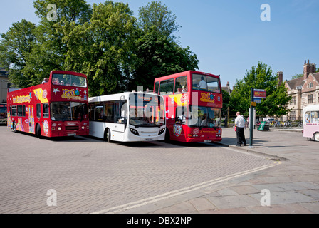 Autobus scoperto a due piani parcheggiati alla fermata dell'autobus in estate Exhibition Square York North Yorkshire Inghilterra Regno Unito GB Gran Bretagna Foto Stock