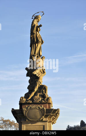 (dpa-file) - Un'immagine del file di handout datata 29 dicembre 2012 mostra una statua di Johannes von Nepomuk al Ponte Karl-Theodor di Heidelberg, Germania. Fotoarchiv für Zeitgeschichte/ Steinach / ATTENZIONE: Prima solo uso editoriale/ GESPERRT für BILDFUNK Foto Stock