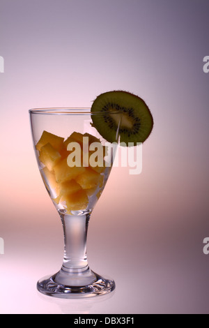 Vetro con ananas tagliata a cubetti e kiwi Foto Stock