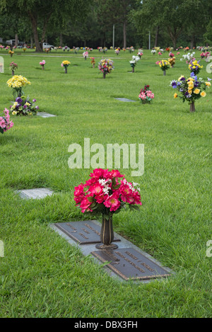 Cimitero fiori a McLane Riverview Memorial Gardens Valdosta Georgia. Foto Stock