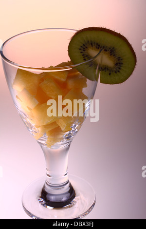 Vetro con ananas tagliata a cubetti e kiwi Foto Stock