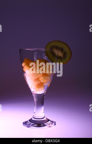 Vetro con ananas tagliata a cubetti e kiwi Foto Stock