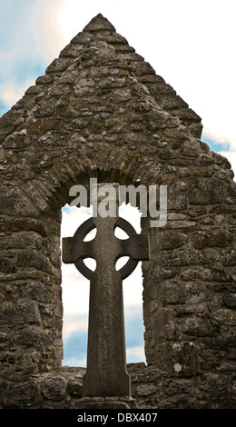 Monastero storico di Clonmacnoise architettura primo piano cimitero di pietra alta croce celtica astratto in County Offaly, Irlanda, Europa, POV turismo Foto Stock