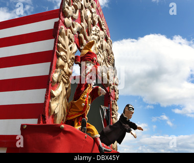 Il punzone e il boia featured in professore Codman's Punch e Judy show, Llandudno, Wales, Regno Unito Foto Stock