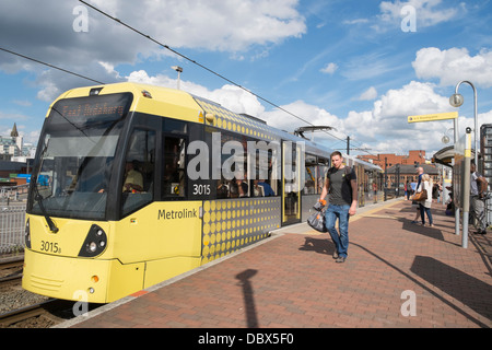 Tram Metrolink per East didsbury a Deansgate-Castlefield stazione nel centro della città di Manchester, Inghilterra, Regno Unito, Gran Bretagna Foto Stock