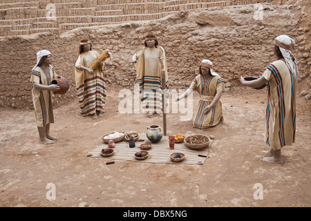 I resti di Huaca Pucllana, un antico tempio nel quartiere di Miraflores, Lima in Perù. Foto Stock