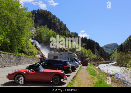 Parcheggio su strada accanto alla strada 13 per cascate Latefossen viewpoint vicino a Odda, Hardanger, Hordaland, Norvegia e Scandinavia Foto Stock