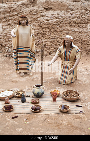 I resti di Huaca Pucllana, un antico tempio nel quartiere di Miraflores, Lima in Perù. Foto Stock