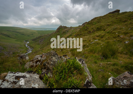 Estate tempestoso cieli Tavy scindere, Parco Nazionale di Dartmoor Devon UK Foto Stock