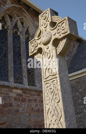 Una croce celtica in un cimitero di Woodbury, vicino a Exeter, Devon, Gran Bretagna. Foto Stock