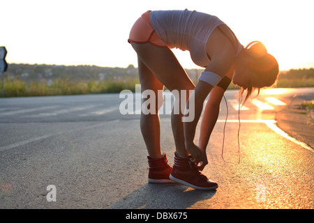 Giovane donna che lavora fuori nel parco Foto Stock