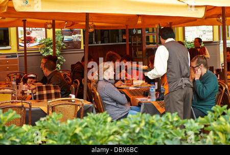 Mangiare fuori, i bar e i ristoranti del quartiere Miraflores di Lima in Perù. Foto Stock