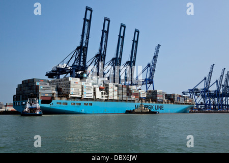 Maersk Karachi circa di discostarsi da Felixstowe contenitore porta, Suffolk, Regno Unito Foto Stock