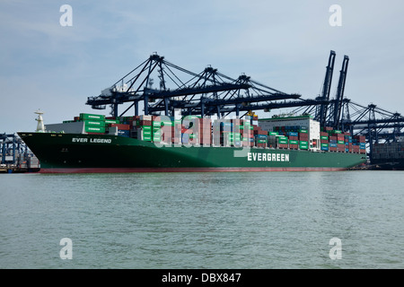 Evergreen Legenda mai il contenitore di scarico navi a Felixstowe contenitore porta, Suffolk, Regno Unito. Foto Stock