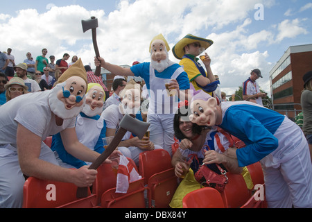 Manchester fancy dress Bianco Neve e cinque nani di supporto in Inghilterra Ceneri Test a Emirates Old Trafford Cricket Stadium Foto Stock