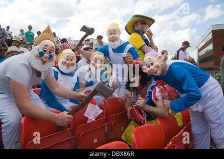 Manchester Inghilterra del Nord sostenitori in costume bianco neve e cinque nani a Emirates Old Trafford Cricket Ground Foto Stock