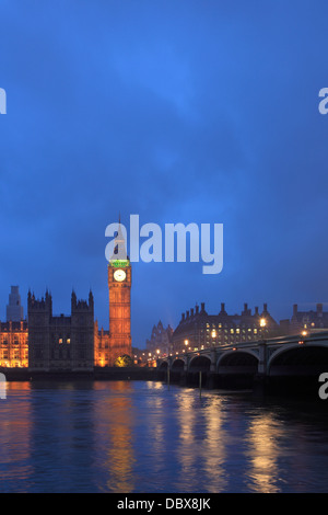 Palazzo di Westminster al tramonto visto da attraverso il fiume Thames, London, Regno Unito Foto Stock