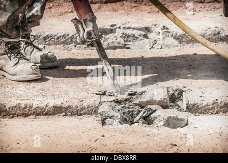 La costruzione di strade con trapano pneumatico Foto Stock