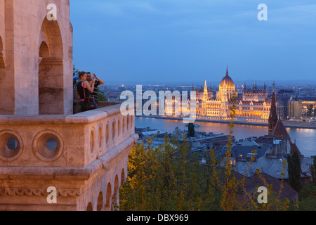 La casa del parlamento visto dai pescatori di bastioni, Budapest, Ungheria Foto Stock