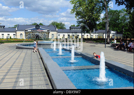 Fontana nei giardini del centro termale di Druskininkai, Lituania, Europa Foto Stock