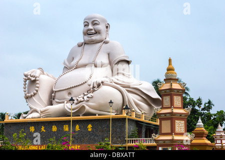 Massiccio seduta bianca statua del Buddha a Vinh Trang Pagoda, Vietnam. Foto Stock