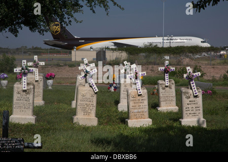 McAllen, Texas - La Piedad cimitero, accanto a un UPS cargo jet in attesa al McAllen-Miller International Airport. Foto Stock